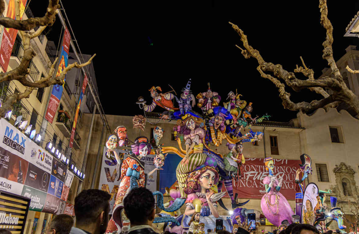 Valencia - fallas 2023 - 2 premio - falla plaza del Pilar - We will survive 13.jpg